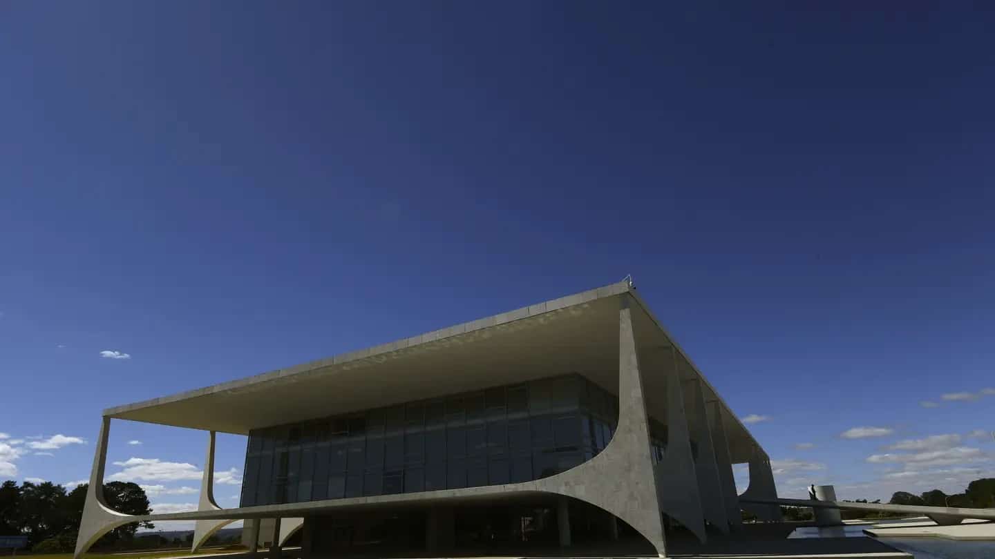 Fachada do Palácio do Planalto, em Brasília, com as colunas curvas e a praça em primeiro plano.